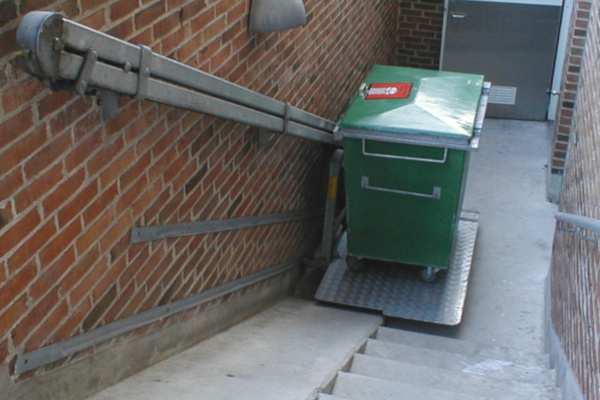 Udendørs gods trappelift med affaldscontainer