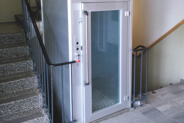 Godselevator indendørs ved trappeopgang | HYDRO-CON A/s