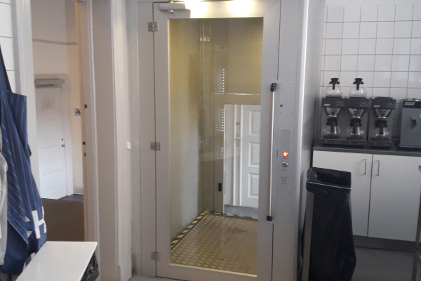 Indendørs elevator lift i køkken | HYDRO-CON A/s